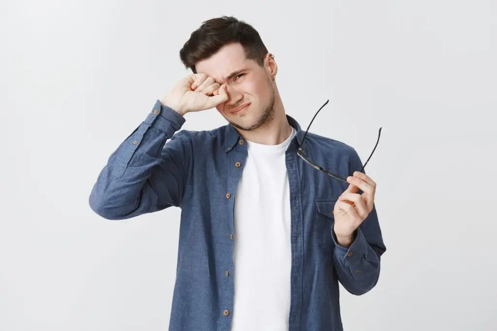 لماذا تفرقع العين؟