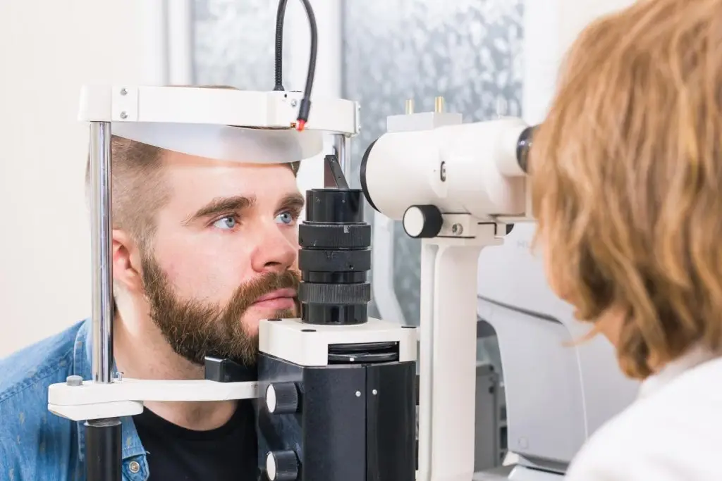 طبيب عيون مكابي  