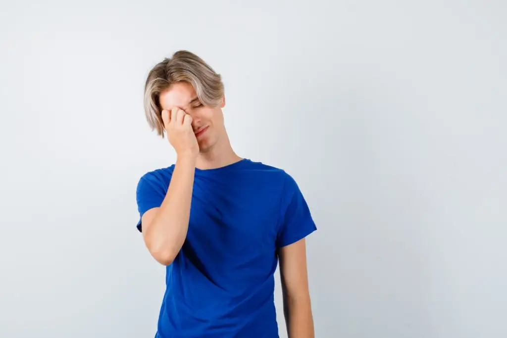 ألم في العين عند الرمش