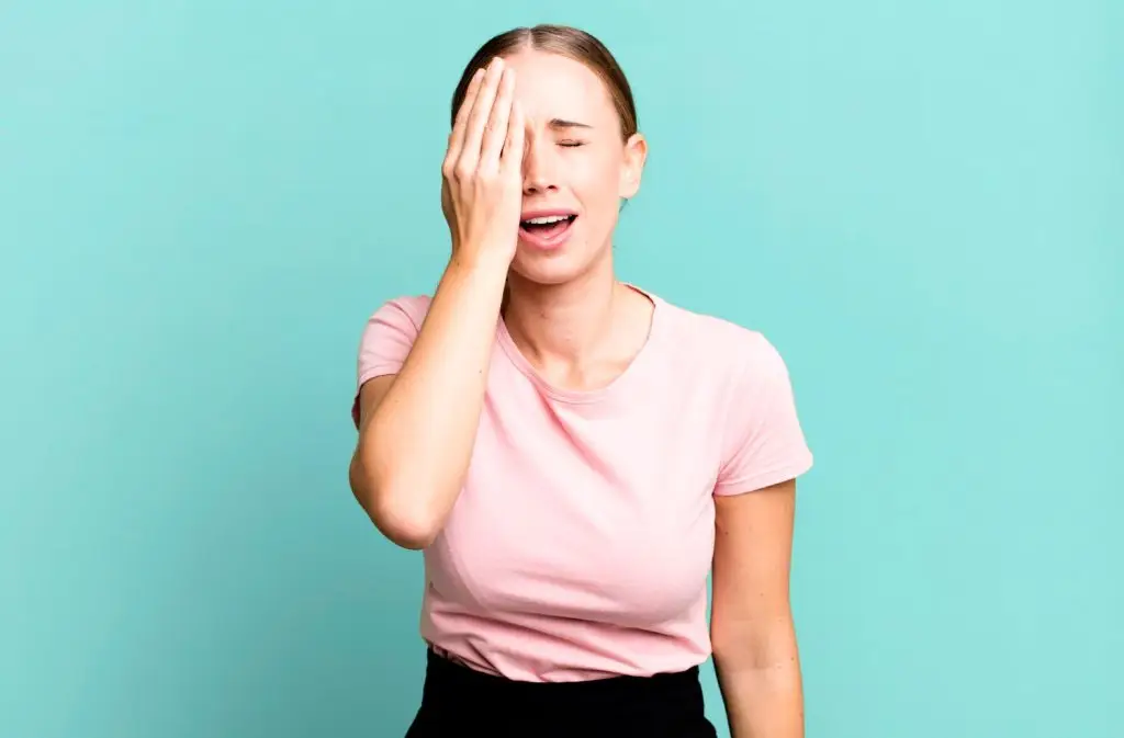 ألم في العين اليمنى عند الرمش