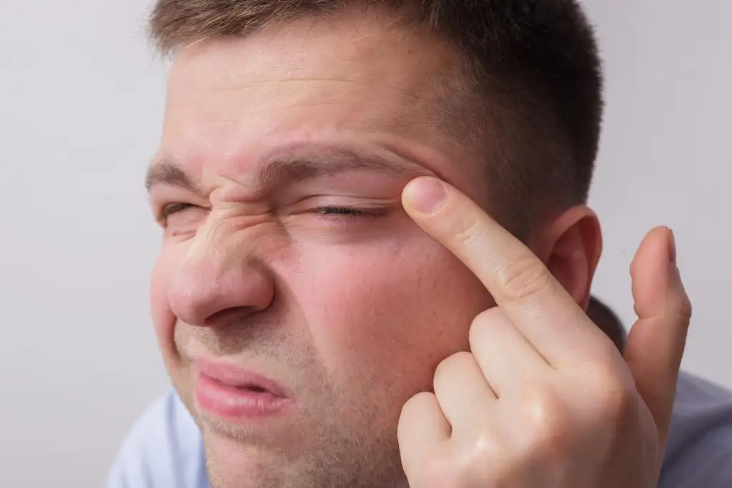 أعراض التهاب العين