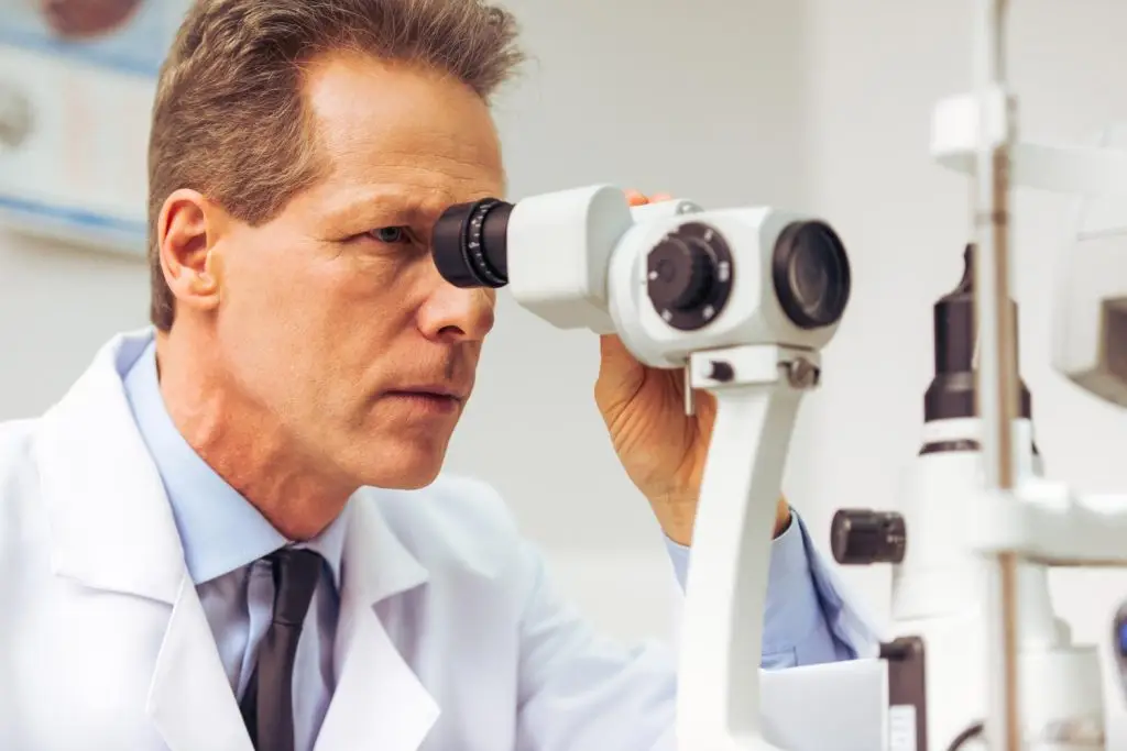 طبيب عيون وطني